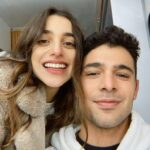 Damlasu İkizoğlu Instagram – Evet..! Benim Melisa ile yolculuğum buraya kadardı. Ne denebilir ki, tertemiz delirdik :) @kardeslerim çok güzel bir serüven oldu benim için. Bana bu güzel rolü teslim eden @ngmediatv ve sevgili yönetmenim @serkanbirinci ye sonsuz teşekkürler.. Gerçek abim @celilnalcakan iyi ki varsın, canım @simgeselcuk ve @onurseyityaran bu süreçte sımsıcak bir aile olduğumuz için çok mutluyum. Hellö partner @halitozgursari çok eğlenmedik mi be! Şimdi üzücü ama #KadMelVeda diyebilir miyiz? Bu keyifli yolculukta beraber olduğum tüm oyuncu arkadaşlarım, iyi ki sizi tanımışım, iyi ki beraberdik. Ve tabii ki gizli kahramanlar, sevgili ekip, siz olmasaydınız bu başarı olmazdı, hepinizin emeğine, yüreğine sağlık..
En büyük teşekkür ise sizlere.. Beni hiç yalnız hissettirmediğiniz, güzel dilekleriniz ve mesajlarınızla yanımda olduğunuzu hissettirdiğiniz için çok teşekkür ederim. Bu bir ayrılık değil, yeni serüvenlerde karşılaşmak üzere.. 🖐🏼