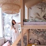 Dana Rogoz Instagram - Locuim intr-o casa de pe la 1890, care a suferit saracuta multe modificări de-a lungul vremii. Noi am încercat sa o aducem cât mai aproape de forma sa initiala. Am facut un studiu istoric, am cautat fotografii cât mai vechi ale casei, am vorbit cu foști-fosti-fosti proprietari, pe scurt: i-am aflat povestea! Caci fiecare casa de acest gen are o poveste a ei. De aceea, cand am fost invitata sa ma alătur proiectului "Ingrijire Monumentala", initiat de Oral B si Romanian Design Week, am simtit din prima secunda ca mi se potriveste perfect! Când vorbim de o ingrijire monumentala, vorbim de o ingrijire la cel mai inalt nivel. Si nu se rezuma doar la noi insine, la sanatatea orala, ci si la ingrijirea spațiului in care locuim, dar si a cladirilor din jurul nostru. Astfel, @oralb.romania si @romaniandesignweek au creat o harta interactiva pe www.ingrijiremonumentala.ro unde au notat cladiri de patrimoniu din București care au fost restaurate sau care sunt în proces de restaurare. Care au fost practic salvate! Care își pot spune povestea mai departe. Si puteți sa adăugați si voi alte astfel de case! Mi se pare superb! E un proiect care creează o punte intre zambetele noastre și clădirile cu architectura spectaculoasa din București si care da un exemplu pozitiv bucurestenilor si nu numai ca "DA, se poate și la noi!". Iar eu cand vad o astfel de cladire veche, care a primit ingrijirea cuvenita, am un zambet larg de fericire! Abia astept sa ma plimb prin București folosind harta. Iar acum, ca sa vad si cine a citit pana la final, va rog sa imi scrieti la comentarii care este clădirea de patrimoniu preferata a voastra din București. #ÎngrijireMonumentală #OralBiO #RomanianDesignWeek