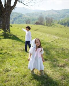 Dana Rogoz Instagram - 126/366 Hristos a Inviat! Fotografiile sunt chiar din aceasta dimineata, prima zi de Paste, intr-unul dintre cele mai frumoase locuri vizitate vreodata la noi in tara - Panorama Salciua. Promit sa revin cu mai multe fotografii. Drumul continua! #Paste2024 #apuseni #LiaBucuria #perfectumeu #iubireinfinita