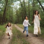 Dana Rogoz Instagram - 147/366 Dupa cum probabil știți deja, pentru copiii mei tot ce contează în viata sunt "iubirea, familia și weekendul". Asa ca weekendul acesta le-a fost integral dedicat. Sâmbăta am sarbatorit-o pe Lia cu colegii ei, iar ieri am mers toti 4 la musicalul "Matilda", care ne-a impresionat foarte tare. Deși nu ne făceam sperante, Lia a stat si a aplaudat si a fost foarte implicata in poveste in toate cele 3 ore de spectacol. A avut asa un impact asupra copiilor mei, caci azi de dimineața tot despre Matilda vorbeam. Felicitări încă o data echipei! Fotografiile pe care le vedeti si pe care le ador sunt facute in ultimul weekend de dinainte ca Lia sa implineasca 4 ani, in Pădurea Troianu. Sunt curioasa sa stiu care e preferata voastra? ##iubireafamiliaweekendul