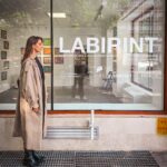 Dana Rogoz Instagram – 130/366 Cel mai frumos moment al zilei de ieri a fost sa mergem cu toții la expoziția de pictura și desen “Labirint” de la Mobius Gallery, unde sunt expuse lucrările micilor artiști de la scoala lui Vlad, adică Liceul International Ioanid. Uitati-va câta emotie și cata bucurie au incaput în ochii lui Vlad, in timp ce își prezenta lucrarea! Puteți vizita și voi aceasta expoziție, aflata chiar în Piață Amzei din București. Si va recomand din tot sufletul sa o faceți alături de copiii voștri. În felul acesta chiar cred ca putem creste o generație de viitori adulți care vor avea avea mai mult respect pentru arta, dar și spiritul deja educat in a o primi in viata lor. Plus ca tema aleasa – Labirint – e una extrem de libera, de creativa, de ofertanta, asadar poate naste discutii si interpretari foarte interesante, pe baza lucrarilor expuse.