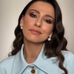 Dana Rogoz Instagram – Măi dar ce mult îmi place look-ul meu de azi. Mulțumesc, echipa! Make up: @alexandracraescu Hair style: @verdes_petru
@endorphinlab.ro