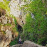Dana Rogoz Instagram - 125/366 Hristos a Inviat! Ieri am avut o zi atat de plina, ca a trebuit sa facem un efort seara sa ne aducem aminte tot traseul și toate opririle. Ne-am trezit in autorulota noastra privind Muntii Trascaului din Rimetea. Dupa mic dejun, am bagat o leapsa in familie, care ne-a epuizat pe mine si pe Radu. Iar apoi am impachetat tot și ne-am continuat drumul spre Salciua. Am mai oprit de vreo 5 ori pentru pescuit, caci fratele meu e un pescar pasionat. Am facut si un traseu scurt spre pestera Huda lui Papara, care le-a placut mult copiilor. Iar pe seara, am campat chiar lângă Manastirea Sub Piatra, de unde am fost sa luam lumina in Noaptea de Inviere. A fost chiar emoționanta slujba, alături de maicute, dar si drumul nostru inapoi spre autorulota cu lumanarile aprinse.