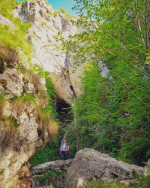 Dana Rogoz Instagram - 125/366 Hristos a Inviat!
Ieri am avut o zi atat de plina, ca a trebuit sa facem un efort seara sa ne aducem aminte tot traseul și toate opririle. Ne-am trezit in autorulota noastra privind Muntii Trascaului din Rimetea. Dupa mic dejun, am bagat o leapsa in familie, care ne-a epuizat pe mine si pe Radu. Iar apoi am impachetat tot și ne-am continuat drumul spre Salciua. Am mai oprit de vreo 5 ori pentru pescuit, caci fratele meu e un pescar pasionat. Am facut si un traseu scurt spre pestera Huda lui Papara, care le-a placut mult copiilor. Iar pe seara, am campat chiar lângă Manastirea Sub Piatra, de unde am fost sa luam lumina in Noaptea de Inviere. A fost chiar emoționanta slujba, alături de maicute, dar si drumul nostru inapoi spre autorulota cu lumanarile aprinse.