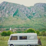 Dana Rogoz Instagram - 125/366 Hristos a Inviat! Ieri am avut o zi atat de plina, ca a trebuit sa facem un efort seara sa ne aducem aminte tot traseul și toate opririle. Ne-am trezit in autorulota noastra privind Muntii Trascaului din Rimetea. Dupa mic dejun, am bagat o leapsa in familie, care ne-a epuizat pe mine si pe Radu. Iar apoi am impachetat tot și ne-am continuat drumul spre Salciua. Am mai oprit de vreo 5 ori pentru pescuit, caci fratele meu e un pescar pasionat. Am facut si un traseu scurt spre pestera Huda lui Papara, care le-a placut mult copiilor. Iar pe seara, am campat chiar lângă Manastirea Sub Piatra, de unde am fost sa luam lumina in Noaptea de Inviere. A fost chiar emoționanta slujba, alături de maicute, dar si drumul nostru inapoi spre autorulota cu lumanarile aprinse.