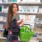 Dana Rogoz Instagram - In primul rand, zic sa va salvati chiar acum aceasta postare, ca nu cumva sa uitati ca doar pana la finalul lunii mai puteți gasi in farmaciile Dr. Max, dar și pe site-ul lor [link in bio] preturi promotionale la produse selectionate Vichy! 🎉 Stiti deja ca va recomand doar produse pe care le folosesc cu încredere, iar gama Liftactiv este una care mie mi se potriveste foarte bine. Pentru un ten mai tânăr as recomanda gama Mineral 89, iar pentru femeile ajunse la menopauza gama Neovadiol. Toti ne plangem de lipsa de timp. A devenit o eticheta a epocii in care traim. Cu toate acestea, oricat de haotica ar fi viata mea, eu mi-am promis ca o sa imi rezerv mereu timp pentru ingrijirea zilnica a tenului meu. Nu o faceam cu ani în urma, ca na, mi se parea ca nu e nevoie. Oho, pierdeam nopți pe la filmări, mancam tot felul de prostii sau dansam pana dimineața cu prietenele, iar a doua zi de dimineața eram fresh! Dar si genetica asta, te ajuta pana la un punct. Dupa care e firesc sa o mai ajuti si tu. Corect? Sper sa va bucurati de aceasta oferta! #VICHY #VichyRomania #paidprojectbyVichy #ProtocolulVICHY #skincare @vichylaboratoires @drmaxfarmacie