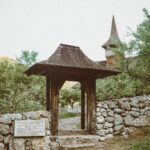 Dana Rogoz Instagram - 125/366 Hristos a Inviat! Ieri am avut o zi atat de plina, ca a trebuit sa facem un efort seara sa ne aducem aminte tot traseul și toate opririle. Ne-am trezit in autorulota noastra privind Muntii Trascaului din Rimetea. Dupa mic dejun, am bagat o leapsa in familie, care ne-a epuizat pe mine si pe Radu. Iar apoi am impachetat tot și ne-am continuat drumul spre Salciua. Am mai oprit de vreo 5 ori pentru pescuit, caci fratele meu e un pescar pasionat. Am facut si un traseu scurt spre pestera Huda lui Papara, care le-a placut mult copiilor. Iar pe seara, am campat chiar lângă Manastirea Sub Piatra, de unde am fost sa luam lumina in Noaptea de Inviere. A fost chiar emoționanta slujba, alături de maicute, dar si drumul nostru inapoi spre autorulota cu lumanarile aprinse.