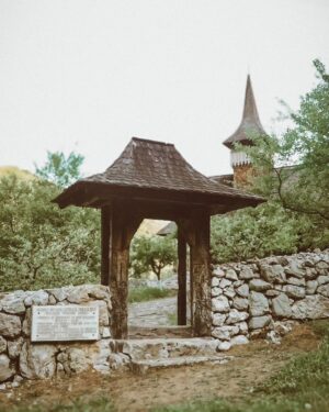 Dana Rogoz Instagram - 125/366 Hristos a Inviat!
Ieri am avut o zi atat de plina, ca a trebuit sa facem un efort seara sa ne aducem aminte tot traseul și toate opririle. Ne-am trezit in autorulota noastra privind Muntii Trascaului din Rimetea. Dupa mic dejun, am bagat o leapsa in familie, care ne-a epuizat pe mine si pe Radu. Iar apoi am impachetat tot și ne-am continuat drumul spre Salciua. Am mai oprit de vreo 5 ori pentru pescuit, caci fratele meu e un pescar pasionat. Am facut si un traseu scurt spre pestera Huda lui Papara, care le-a placut mult copiilor. Iar pe seara, am campat chiar lângă Manastirea Sub Piatra, de unde am fost sa luam lumina in Noaptea de Inviere. A fost chiar emoționanta slujba, alături de maicute, dar si drumul nostru inapoi spre autorulota cu lumanarile aprinse.