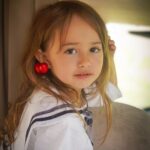 Dana Rogoz Instagram - La mulți ani, Lia Bucuria noastra! Doamne, cata bucurie și cata frumusete și cata gingasie ai adus cu tine pe lumea asta. Uneori aproape ca nu imi vine sa cred ca ești reala! Imi vine sa te ciupesc, sa te gadil și apoi sa te strang in brate tare de tot, cât sa îmi îmi potolesc din dragostea asta flamanda pe care o simt cand te privesc. Mi-ai spus ieri ca, atunci când o sa fii mare, vrei sa fii mămică cum sunt eu, dar și actrita, sa jucam împreună pe aceeași scena. Ce vis frumos pentru o fetita de 4 ani. Când dai de greu, iti spui singura, cu voce tare, deși nu noi te-am învățat: "Lia poate! Lia o sa reuseasca!". Si eu chiar simt asta. Chiar simt ca vei avea un drum ales in viata asta, ca prea usor cuceresti inima oricui te intalneste. E ceva din tine care poate schimba lumea, care o poate face mult mai frumoasa. La mulți ani, Lia! Suntem extrem de fericiti, de mandri, de recunoscatori, de norocosi ca tu ești fetita noastră.