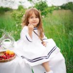 Dana Rogoz Instagram – La mulți ani, Lia Bucuria noastra! Doamne, cata bucurie și cata frumusete și cata gingasie ai adus cu tine pe lumea asta. Uneori aproape ca nu imi vine sa cred ca ești reala! Imi vine sa te ciupesc, sa te gadil și apoi sa te strang in brate tare de tot, cât sa îmi îmi potolesc din dragostea asta flamanda pe care o simt cand te privesc. 

Mi-ai spus ieri ca, atunci când o sa fii mare, vrei sa fii mămică cum sunt eu, dar și actrita, sa jucam împreună pe aceeași scena. Ce vis frumos pentru o fetita de 4 ani.

Când dai de greu, iti spui singura, cu voce tare, deși nu noi te-am învățat: “Lia poate! Lia o sa reuseasca!”. Si eu chiar simt asta. Chiar simt ca vei avea un drum ales in viata asta, ca prea usor cuceresti inima oricui te intalneste. E ceva din tine care poate schimba lumea, care o poate face mult mai frumoasa. 

La mulți ani, Lia! Suntem extrem de fericiti, de mandri, de recunoscatori, de norocosi ca tu ești fetita noastră.