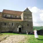 Dana Rogoz Instagram – 127/366 Ieri am plecat din Cisnadioara, dar nu inainte sa vizitam biserica fortificata din sec XIII. Apoi Vlad, împreună cu mine si cu fratele meu am facut o scurta drumetie in zona, pe Valea Argintului, pana la Piatra Broastei. În timpul acesta, Radu a pregatit autorulota pentru drum, iar Lia l-a “ajutat” la treaba si a mâncat căpșuni. Apoi am luat-o spre Cincsor, unde am mâncat cu totii de prânz. Iar de acolo, am mai mers vreo ora pana în Racoş, de unde sunt majoritatea imaginilor. Deși am mai fost de multe ori în aceasta rezervatie, tot ma surprinde de fiecare data frumusetea ei. Pe seara ne-am întors in Viscri și am dormit in curtea casei noastre. Cam frumos, va zic.