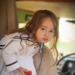 Dana Rogoz Instagram - La mulți ani, Lia Bucuria noastra! Doamne, cata bucurie și cata frumusete și cata gingasie ai adus cu tine pe lumea asta. Uneori aproape ca nu imi vine sa cred ca ești reala! Imi vine sa te ciupesc, sa te gadil și apoi sa te strang in brate tare de tot, cât sa îmi îmi potolesc din dragostea asta flamanda pe care o simt cand te privesc. Mi-ai spus ieri ca, atunci când o sa fii mare, vrei sa fii mămică cum sunt eu, dar și actrita, sa jucam împreună pe aceeași scena. Ce vis frumos pentru o fetita de 4 ani. Când dai de greu, iti spui singura, cu voce tare, deși nu noi te-am învățat: "Lia poate! Lia o sa reuseasca!". Si eu chiar simt asta. Chiar simt ca vei avea un drum ales in viata asta, ca prea usor cuceresti inima oricui te intalneste. E ceva din tine care poate schimba lumea, care o poate face mult mai frumoasa. La mulți ani, Lia! Suntem extrem de fericiti, de mandri, de recunoscatori, de norocosi ca tu ești fetita noastră.