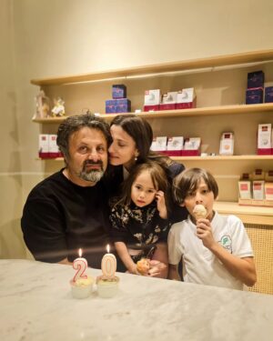 Dana Rogoz Instagram - 144/366 In caz ca va intrebati ce e cu lumanarile acelea, aflati ca azi Radu și cu mine am implinit 20 de ani de relatie! 
Dupa acesti 20 de ani avem 2 copii minunati, o casa de la 1900 pe care am renovat-o cu greu, o alta in Viscri pe care am salvat-o de la prăbușire, avem o "casuta pe roti" cu care am campat in cele mai inedite locuri, avem filmele la care am lucrat împreună și la care tinem enorm, avem zeci de calatorii in toata lumea asta, dar si multe alte visuri împreună. Si nu mai vorbesc câte amintiri superbe! La mulți ani nouă!

P.S. Am sarbatorit cu o ieșire la film in 4, iar apoi ne-am chinuit sa infigem cele 2 lumanari intr-o inghetata, in oras. Noroc ca oamenii sunt saritori in astfel de situatii si ne-au ajutat cu aceste fotografii dragute, real impresionați de asa o aniversare.