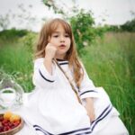 Dana Rogoz Instagram - La mulți ani, Lia Bucuria noastra! Doamne, cata bucurie și cata frumusete și cata gingasie ai adus cu tine pe lumea asta. Uneori aproape ca nu imi vine sa cred ca ești reala! Imi vine sa te ciupesc, sa te gadil și apoi sa te strang in brate tare de tot, cât sa îmi îmi potolesc din dragostea asta flamanda pe care o simt cand te privesc. Mi-ai spus ieri ca, atunci când o sa fii mare, vrei sa fii mămică cum sunt eu, dar și actrita, sa jucam împreună pe aceeași scena. Ce vis frumos pentru o fetita de 4 ani. Când dai de greu, iti spui singura, cu voce tare, deși nu noi te-am învățat: "Lia poate! Lia o sa reuseasca!". Si eu chiar simt asta. Chiar simt ca vei avea un drum ales in viata asta, ca prea usor cuceresti inima oricui te intalneste. E ceva din tine care poate schimba lumea, care o poate face mult mai frumoasa. La mulți ani, Lia! Suntem extrem de fericiti, de mandri, de recunoscatori, de norocosi ca tu ești fetita noastră.