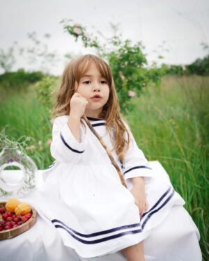 Dana Rogoz Instagram - La mulți ani, Lia Bucuria noastra! Doamne, cata bucurie și cata frumusete și cata gingasie ai adus cu tine pe lumea asta. Uneori aproape ca nu imi vine sa cred ca ești reala! Imi vine sa te ciupesc, sa te gadil și apoi sa te strang in brate tare de tot, cât sa îmi îmi potolesc din dragostea asta flamanda pe care o simt cand te privesc. 

Mi-ai spus ieri ca, atunci când o sa fii mare, vrei sa fii mămică cum sunt eu, dar și actrita, sa jucam împreună pe aceeași scena. Ce vis frumos pentru o fetita de 4 ani.

Când dai de greu, iti spui singura, cu voce tare, deși nu noi te-am învățat: "Lia poate! Lia o sa reuseasca!". Si eu chiar simt asta. Chiar simt ca vei avea un drum ales in viata asta, ca prea usor cuceresti inima oricui te intalneste. E ceva din tine care poate schimba lumea, care o poate face mult mai frumoasa. 

La mulți ani, Lia! Suntem extrem de fericiti, de mandri, de recunoscatori, de norocosi ca tu ești fetita noastră.