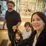 Dana Rogoz Instagram - 144/366 In caz ca va intrebati ce e cu lumanarile acelea, aflati ca azi Radu și cu mine am implinit 20 de ani de relatie! Dupa acesti 20 de ani avem 2 copii minunati, o casa de la 1900 pe care am renovat-o cu greu, o alta in Viscri pe care am salvat-o de la prăbușire, avem o "casuta pe roti" cu care am campat in cele mai inedite locuri, avem filmele la care am lucrat împreună și la care tinem enorm, avem zeci de calatorii in toata lumea asta, dar si multe alte visuri împreună. Si nu mai vorbesc câte amintiri superbe! La mulți ani nouă! P.S. Am sarbatorit cu o ieșire la film in 4, iar apoi ne-am chinuit sa infigem cele 2 lumanari intr-o inghetata, in oras. Noroc ca oamenii sunt saritori in astfel de situatii si ne-au ajutat cu aceste fotografii dragute, real impresionați de asa o aniversare.