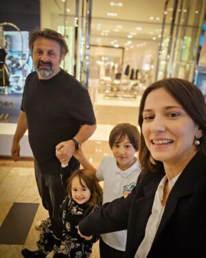 Dana Rogoz Instagram - 144/366 In caz ca va intrebati ce e cu lumanarile acelea, aflati ca azi Radu și cu mine am implinit 20 de ani de relatie! 
Dupa acesti 20 de ani avem 2 copii minunati, o casa de la 1900 pe care am renovat-o cu greu, o alta in Viscri pe care am salvat-o de la prăbușire, avem o "casuta pe roti" cu care am campat in cele mai inedite locuri, avem filmele la care am lucrat împreună și la care tinem enorm, avem zeci de calatorii in toata lumea asta, dar si multe alte visuri împreună. Si nu mai vorbesc câte amintiri superbe! La mulți ani nouă!

P.S. Am sarbatorit cu o ieșire la film in 4, iar apoi ne-am chinuit sa infigem cele 2 lumanari intr-o inghetata, in oras. Noroc ca oamenii sunt saritori in astfel de situatii si ne-au ajutat cu aceste fotografii dragute, real impresionați de asa o aniversare.