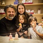 Dana Rogoz Instagram - 144/366 In caz ca va intrebati ce e cu lumanarile acelea, aflati ca azi Radu și cu mine am implinit 20 de ani de relatie! Dupa acesti 20 de ani avem 2 copii minunati, o casa de la 1900 pe care am renovat-o cu greu, o alta in Viscri pe care am salvat-o de la prăbușire, avem o "casuta pe roti" cu care am campat in cele mai inedite locuri, avem filmele la care am lucrat împreună și la care tinem enorm, avem zeci de calatorii in toata lumea asta, dar si multe alte visuri împreună. Si nu mai vorbesc câte amintiri superbe! La mulți ani nouă! P.S. Am sarbatorit cu o ieșire la film in 4, iar apoi ne-am chinuit sa infigem cele 2 lumanari intr-o inghetata, in oras. Noroc ca oamenii sunt saritori in astfel de situatii si ne-au ajutat cu aceste fotografii dragute, real impresionați de asa o aniversare.