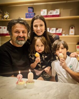 Dana Rogoz Instagram - 144/366 In caz ca va intrebati ce e cu lumanarile acelea, aflati ca azi Radu și cu mine am implinit 20 de ani de relatie! 
Dupa acesti 20 de ani avem 2 copii minunati, o casa de la 1900 pe care am renovat-o cu greu, o alta in Viscri pe care am salvat-o de la prăbușire, avem o "casuta pe roti" cu care am campat in cele mai inedite locuri, avem filmele la care am lucrat împreună și la care tinem enorm, avem zeci de calatorii in toata lumea asta, dar si multe alte visuri împreună. Si nu mai vorbesc câte amintiri superbe! La mulți ani nouă!

P.S. Am sarbatorit cu o ieșire la film in 4, iar apoi ne-am chinuit sa infigem cele 2 lumanari intr-o inghetata, in oras. Noroc ca oamenii sunt saritori in astfel de situatii si ne-au ajutat cu aceste fotografii dragute, real impresionați de asa o aniversare.