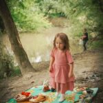Dana Rogoz Instagram – Alte fotografii de ieri, din prima parte a zilei, cand am găsit un loc perfect pentru picnic, pe malul apei.