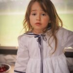 Dana Rogoz Instagram – La mulți ani, Lia Bucuria noastra! Doamne, cata bucurie și cata frumusete și cata gingasie ai adus cu tine pe lumea asta. Uneori aproape ca nu imi vine sa cred ca ești reala! Imi vine sa te ciupesc, sa te gadil și apoi sa te strang in brate tare de tot, cât sa îmi îmi potolesc din dragostea asta flamanda pe care o simt cand te privesc. 

Mi-ai spus ieri ca, atunci când o sa fii mare, vrei sa fii mămică cum sunt eu, dar și actrita, sa jucam împreună pe aceeași scena. Ce vis frumos pentru o fetita de 4 ani.

Când dai de greu, iti spui singura, cu voce tare, deși nu noi te-am învățat: “Lia poate! Lia o sa reuseasca!”. Si eu chiar simt asta. Chiar simt ca vei avea un drum ales in viata asta, ca prea usor cuceresti inima oricui te intalneste. E ceva din tine care poate schimba lumea, care o poate face mult mai frumoasa. 

La mulți ani, Lia! Suntem extrem de fericiti, de mandri, de recunoscatori, de norocosi ca tu ești fetita noastră.