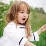 Dana Rogoz Instagram - La mulți ani, Lia Bucuria noastra! Doamne, cata bucurie și cata frumusete și cata gingasie ai adus cu tine pe lumea asta. Uneori aproape ca nu imi vine sa cred ca ești reala! Imi vine sa te ciupesc, sa te gadil și apoi sa te strang in brate tare de tot, cât sa îmi îmi potolesc din dragostea asta flamanda pe care o simt cand te privesc. Mi-ai spus ieri ca, atunci când o sa fii mare, vrei sa fii mămică cum sunt eu, dar și actrita, sa jucam împreună pe aceeași scena. Ce vis frumos pentru o fetita de 4 ani. Când dai de greu, iti spui singura, cu voce tare, deși nu noi te-am învățat: "Lia poate! Lia o sa reuseasca!". Si eu chiar simt asta. Chiar simt ca vei avea un drum ales in viata asta, ca prea usor cuceresti inima oricui te intalneste. E ceva din tine care poate schimba lumea, care o poate face mult mai frumoasa. La mulți ani, Lia! Suntem extrem de fericiti, de mandri, de recunoscatori, de norocosi ca tu ești fetita noastră.