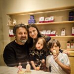 Dana Rogoz Instagram - 144/366 In caz ca va intrebati ce e cu lumanarile acelea, aflati ca azi Radu și cu mine am implinit 20 de ani de relatie! Dupa acesti 20 de ani avem 2 copii minunati, o casa de la 1900 pe care am renovat-o cu greu, o alta in Viscri pe care am salvat-o de la prăbușire, avem o "casuta pe roti" cu care am campat in cele mai inedite locuri, avem filmele la care am lucrat împreună și la care tinem enorm, avem zeci de calatorii in toata lumea asta, dar si multe alte visuri împreună. Si nu mai vorbesc câte amintiri superbe! La mulți ani nouă! P.S. Am sarbatorit cu o ieșire la film in 4, iar apoi ne-am chinuit sa infigem cele 2 lumanari intr-o inghetata, in oras. Noroc ca oamenii sunt saritori in astfel de situatii si ne-au ajutat cu aceste fotografii dragute, real impresionați de asa o aniversare.