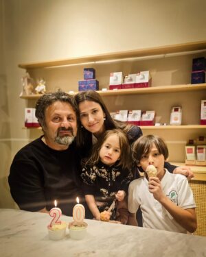 Dana Rogoz Instagram - 144/366 In caz ca va intrebati ce e cu lumanarile acelea, aflati ca azi Radu și cu mine am implinit 20 de ani de relatie! 
Dupa acesti 20 de ani avem 2 copii minunati, o casa de la 1900 pe care am renovat-o cu greu, o alta in Viscri pe care am salvat-o de la prăbușire, avem o "casuta pe roti" cu care am campat in cele mai inedite locuri, avem filmele la care am lucrat împreună și la care tinem enorm, avem zeci de calatorii in toata lumea asta, dar si multe alte visuri împreună. Si nu mai vorbesc câte amintiri superbe! La mulți ani nouă!

P.S. Am sarbatorit cu o ieșire la film in 4, iar apoi ne-am chinuit sa infigem cele 2 lumanari intr-o inghetata, in oras. Noroc ca oamenii sunt saritori in astfel de situatii si ne-au ajutat cu aceste fotografii dragute, real impresionați de asa o aniversare.