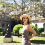 Dana Rogoz Instagram - 132/366 Câteva fotografii cu soare, insotite de o serie de vesti bune. Va rog mult de tot sa va notati toate spectacolele și evenimentelor culturale de mai jos, ca sa nu pierdem ocazia de a ne întâlni. Nu de alta, dar se anunta și multe plecari prin tara! Asadar, sa le luam in ordine cronologica: 12 mai - "30 " regia Alex Bogdan la Teatrul Metropolis (este sold out, dar mai gasiti cateva bilete pentru reprezentatia din 6 iunie) 14 mai - "Domnisoara Iulia" regia Andrei și Andreea Grosu la BAIA MARE 💥 (v-am lăsat link-ul pentru bilete in bio - grăbiți-va!) 21 mai - "Proof" regia Andrei și Andree Grosu la Teatrul de Animație Țăndărică - Sala mare (e prima oara când vom juca spectacolul in aceasta sala, așadar avem nevoie de susținerea voastra! Bilete in bio, pe tomtix.ro, mystage.ro sau eventbook.ro. Dati de veste și prietenilor! E un spectacol minunat, pe care pur și simplu il iubesc!) 28 mai - "Domnisoara Iulia" regia Andrei și Andreea Grosu la Teatrul de Animație Țăndărică - Sala mare (gasiti bilete pe tomtix.ro, mystage.ro sau eventbook.ro) 31 mai - proiectia scurtmetrajului scris si regizat de mine - "La distanta" in calupul 2 de scurtmetraje, din cadrul ESTE FILM Festival SIBIU 6 iunie - "30 " regia Alex Bogdan la Teatrul Metropolis (mai gasiti bilete pe site-ul teatrului) Deci, la care veniti? Ma ajuta mult de tot orice share. Abia acum s-au pus la vânzare biletele pentru spectacolele de la Teatrul de Animație Țăndărică - Sala mare, așadar timpul pentru promovare e foarte scurt. Ma bazez mult pe voi și va mulțumesc anticipat! P.S. "30 " din aceasta seara a avut o energie minunata, care m-a făcut sa ma simt foarte norocoasa. Dacă ne-ati fi văzut pe toate în cabina, după spectacol, ați fi înțeles cât de mult iubim aceasta profesie.