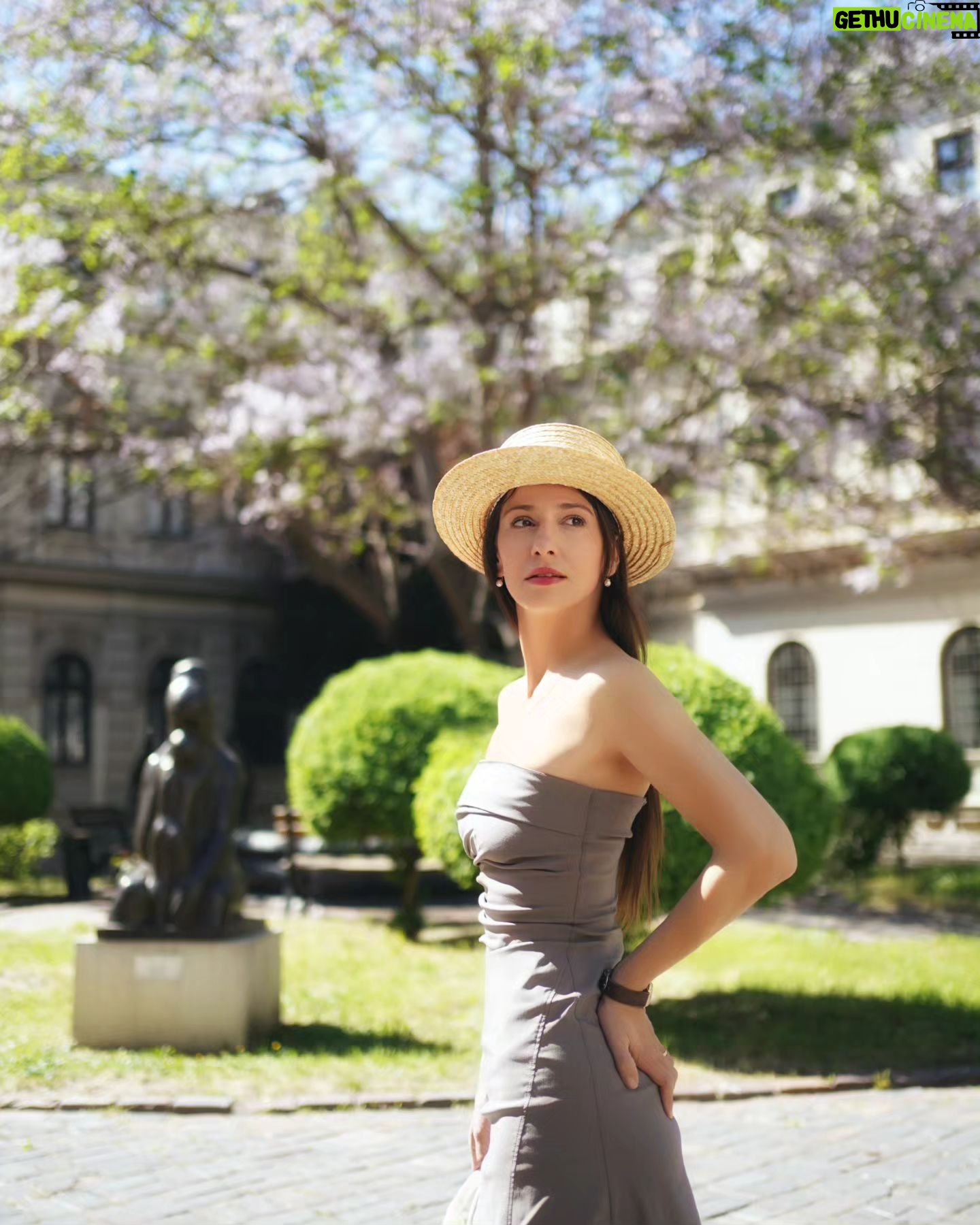 Dana Rogoz Instagram - 132/366 Câteva fotografii cu soare, insotite de o serie de vesti bune. Va rog mult de tot sa va notati toate spectacolele și evenimentelor culturale de mai jos, ca sa nu pierdem ocazia de a ne întâlni. Nu de alta, dar se anunta și multe plecari prin tara! Asadar, sa le luam in ordine cronologica: 12 mai - "30 " regia Alex Bogdan la Teatrul Metropolis (este sold out, dar mai gasiti cateva bilete pentru reprezentatia din 6 iunie) 14 mai - "Domnisoara Iulia" regia Andrei și Andreea Grosu la BAIA MARE 💥 (v-am lăsat link-ul pentru bilete in bio - grăbiți-va!) 21 mai - "Proof" regia Andrei și Andree Grosu la Teatrul de Animație Țăndărică - Sala mare (e prima oara când vom juca spectacolul in aceasta sala, așadar avem nevoie de susținerea voastra! Bilete in bio, pe tomtix.ro, mystage.ro sau eventbook.ro. Dati de veste și prietenilor! E un spectacol minunat, pe care pur și simplu il iubesc!) 28 mai - "Domnisoara Iulia" regia Andrei și Andreea Grosu la Teatrul de Animație Țăndărică - Sala mare (gasiti bilete pe tomtix.ro, mystage.ro sau eventbook.ro) 31 mai - proiectia scurtmetrajului scris si regizat de mine - "La distanta" in calupul 2 de scurtmetraje, din cadrul ESTE FILM Festival SIBIU 6 iunie - "30 " regia Alex Bogdan la Teatrul Metropolis (mai gasiti bilete pe site-ul teatrului) Deci, la care veniti? Ma ajuta mult de tot orice share. Abia acum s-au pus la vânzare biletele pentru spectacolele de la Teatrul de Animație Țăndărică - Sala mare, așadar timpul pentru promovare e foarte scurt. Ma bazez mult pe voi și va mulțumesc anticipat! P.S. "30 " din aceasta seara a avut o energie minunata, care m-a făcut sa ma simt foarte norocoasa. Dacă ne-ati fi văzut pe toate în cabina, după spectacol, ați fi înțeles cât de mult iubim aceasta profesie.