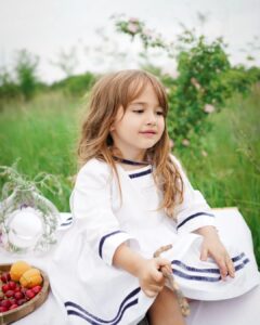 Dana Rogoz Instagram - La mulți ani, Lia Bucuria noastra! Doamne, cata bucurie și cata frumusete și cata gingasie ai adus cu tine pe lumea asta. Uneori aproape ca nu imi vine sa cred ca ești reala! Imi vine sa te ciupesc, sa te gadil și apoi sa te strang in brate tare de tot, cât sa îmi îmi potolesc din dragostea asta flamanda pe care o simt cand te privesc. Mi-ai spus ieri ca, atunci când o sa fii mare, vrei sa fii mămică cum sunt eu, dar și actrita, sa jucam împreună pe aceeași scena. Ce vis frumos pentru o fetita de 4 ani. Când dai de greu, iti spui singura, cu voce tare, deși nu noi te-am învățat: 