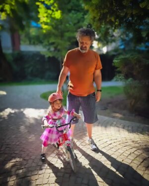 Dana Rogoz Instagram - 142/366 O tinem intr-o sarbatoare! Ieri i-am urat din nou "La Mulți Ani", caci frățiorul ei i-a ales și numele Elena. Si tot ieri s-a suit pentru prima oara pe o bicicleta cu pedale, dar fără roti ajutătoare. Ma uitam mandra la Radu cum invata al treilea copil sa meargă pe bicicleta...