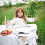 Dana Rogoz Instagram - La mulți ani, Lia Bucuria noastra! Doamne, cata bucurie și cata frumusete și cata gingasie ai adus cu tine pe lumea asta. Uneori aproape ca nu imi vine sa cred ca ești reala! Imi vine sa te ciupesc, sa te gadil și apoi sa te strang in brate tare de tot, cât sa îmi îmi potolesc din dragostea asta flamanda pe care o simt cand te privesc. Mi-ai spus ieri ca, atunci când o sa fii mare, vrei sa fii mămică cum sunt eu, dar și actrita, sa jucam împreună pe aceeași scena. Ce vis frumos pentru o fetita de 4 ani. Când dai de greu, iti spui singura, cu voce tare, deși nu noi te-am învățat: "Lia poate! Lia o sa reuseasca!". Si eu chiar simt asta. Chiar simt ca vei avea un drum ales in viata asta, ca prea usor cuceresti inima oricui te intalneste. E ceva din tine care poate schimba lumea, care o poate face mult mai frumoasa. La mulți ani, Lia! Suntem extrem de fericiti, de mandri, de recunoscatori, de norocosi ca tu ești fetita noastră.
