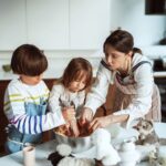 Dana Rogoz Instagram - 140/366 Azi, in timp ce gateam împreună, Lia mi-a făcut una dintre cele mai frumoase și mai surprinzatoare declaratii de pana acum: "Mama, cand o sa fiu mare, vreau sa fiu mămică ca tine. Si sa fim amandoua pe scena, împreună." Am rămas blocata. S-a nimerit și ca Radu sa fie cu aparatul de fotogriat pregatit, asa ca a surprins acest moment minunat. Maine Lia implineste 4 ani, asa ca in noaptea asta sigur ma voi gandi iar la toate, la nașterea ei, venirea acasă de la maternitate, alte aniversari, excursii... iar inima îmi va fi plina de iubire și recunostinta. ♥️♥️♥️♥️♥️♥️♥️ #iubireinfinita #LiaBucuria #4anifara1zi