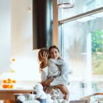 Dana Rogoz Instagram - 140/366 Azi, in timp ce gateam împreună, Lia mi-a făcut una dintre cele mai frumoase și mai surprinzatoare declaratii de pana acum: "Mama, cand o sa fiu mare, vreau sa fiu mămică ca tine. Si sa fim amandoua pe scena, împreună." Am rămas blocata. S-a nimerit și ca Radu sa fie cu aparatul de fotogriat pregatit, asa ca a surprins acest moment minunat. Maine Lia implineste 4 ani, asa ca in noaptea asta sigur ma voi gandi iar la toate, la nașterea ei, venirea acasă de la maternitate, alte aniversari, excursii... iar inima îmi va fi plina de iubire și recunostinta. ♥️♥️♥️♥️♥️♥️♥️ #iubireinfinita #LiaBucuria #4anifara1zi