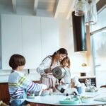 Dana Rogoz Instagram - 140/366 Azi, in timp ce gateam împreună, Lia mi-a făcut una dintre cele mai frumoase și mai surprinzatoare declaratii de pana acum: "Mama, cand o sa fiu mare, vreau sa fiu mămică ca tine. Si sa fim amandoua pe scena, împreună." Am rămas blocata. S-a nimerit și ca Radu sa fie cu aparatul de fotogriat pregatit, asa ca a surprins acest moment minunat. Maine Lia implineste 4 ani, asa ca in noaptea asta sigur ma voi gandi iar la toate, la nașterea ei, venirea acasă de la maternitate, alte aniversari, excursii... iar inima îmi va fi plina de iubire și recunostinta. ♥️♥️♥️♥️♥️♥️♥️ #iubireinfinita #LiaBucuria #4anifara1zi