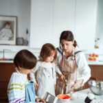Dana Rogoz Instagram - 140/366 Azi, in timp ce gateam împreună, Lia mi-a făcut una dintre cele mai frumoase și mai surprinzatoare declaratii de pana acum: "Mama, cand o sa fiu mare, vreau sa fiu mămică ca tine. Si sa fim amandoua pe scena, împreună." Am rămas blocata. S-a nimerit și ca Radu sa fie cu aparatul de fotogriat pregatit, asa ca a surprins acest moment minunat. Maine Lia implineste 4 ani, asa ca in noaptea asta sigur ma voi gandi iar la toate, la nașterea ei, venirea acasă de la maternitate, alte aniversari, excursii... iar inima îmi va fi plina de iubire și recunostinta. ♥️♥️♥️♥️♥️♥️♥️ #iubireinfinita #LiaBucuria #4anifara1zi