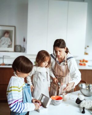 Dana Rogoz Instagram - 140/366 Azi, in timp ce gateam împreună, Lia mi-a făcut una dintre cele mai frumoase și mai surprinzatoare declaratii de pana acum: "Mama, cand o sa fiu mare, vreau sa fiu mămică ca tine. Si sa fim amandoua pe scena, împreună." Am rămas blocata. S-a nimerit și ca Radu sa fie cu aparatul de fotogriat pregatit, asa ca a surprins acest moment minunat. 
Maine Lia implineste 4 ani, asa ca in noaptea asta sigur ma voi gandi iar la toate, la nașterea ei, venirea acasă de la maternitate, alte aniversari, excursii... iar inima îmi va fi plina de iubire și recunostinta. ♥️♥️♥️♥️♥️♥️♥️
#iubireinfinita #LiaBucuria #4anifara1zi