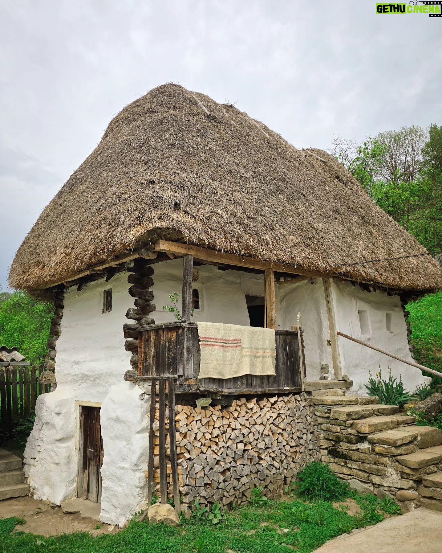 Dana Rogoz Instagram - O sa va para greu de crezut, dar nu am avut in plan niciun traseu anume cand ne-am pornit la drum, in aceasta vacanta cu autorulota prin tara. Dar ce locuri minunate ne-au ieșit in cale!