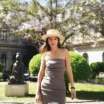 Dana Rogoz Instagram - 132/366 Câteva fotografii cu soare, insotite de o serie de vesti bune. Va rog mult de tot sa va notati toate spectacolele și evenimentelor culturale de mai jos, ca sa nu pierdem ocazia de a ne întâlni. Nu de alta, dar se anunta și multe plecari prin tara! Asadar, sa le luam in ordine cronologica: 12 mai - "30 " regia Alex Bogdan la Teatrul Metropolis (este sold out, dar mai gasiti cateva bilete pentru reprezentatia din 6 iunie) 14 mai - "Domnisoara Iulia" regia Andrei și Andreea Grosu la BAIA MARE 💥 (v-am lăsat link-ul pentru bilete in bio - grăbiți-va!) 21 mai - "Proof" regia Andrei și Andree Grosu la Teatrul de Animație Țăndărică - Sala mare (e prima oara când vom juca spectacolul in aceasta sala, așadar avem nevoie de susținerea voastra! Bilete in bio, pe tomtix.ro, mystage.ro sau eventbook.ro. Dati de veste și prietenilor! E un spectacol minunat, pe care pur și simplu il iubesc!) 28 mai - "Domnisoara Iulia" regia Andrei și Andreea Grosu la Teatrul de Animație Țăndărică - Sala mare (gasiti bilete pe tomtix.ro, mystage.ro sau eventbook.ro) 31 mai - proiectia scurtmetrajului scris si regizat de mine - "La distanta" in calupul 2 de scurtmetraje, din cadrul ESTE FILM Festival SIBIU 6 iunie - "30 " regia Alex Bogdan la Teatrul Metropolis (mai gasiti bilete pe site-ul teatrului) Deci, la care veniti? Ma ajuta mult de tot orice share. Abia acum s-au pus la vânzare biletele pentru spectacolele de la Teatrul de Animație Țăndărică - Sala mare, așadar timpul pentru promovare e foarte scurt. Ma bazez mult pe voi și va mulțumesc anticipat! P.S. "30 " din aceasta seara a avut o energie minunata, care m-a făcut sa ma simt foarte norocoasa. Dacă ne-ati fi văzut pe toate în cabina, după spectacol, ați fi înțeles cât de mult iubim aceasta profesie.