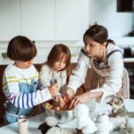 Dana Rogoz Instagram - 140/366 Azi, in timp ce gateam împreună, Lia mi-a făcut una dintre cele mai frumoase și mai surprinzatoare declaratii de pana acum: "Mama, cand o sa fiu mare, vreau sa fiu mămică ca tine. Si sa fim amandoua pe scena, împreună." Am rămas blocata. S-a nimerit și ca Radu sa fie cu aparatul de fotogriat pregatit, asa ca a surprins acest moment minunat. Maine Lia implineste 4 ani, asa ca in noaptea asta sigur ma voi gandi iar la toate, la nașterea ei, venirea acasă de la maternitate, alte aniversari, excursii... iar inima îmi va fi plina de iubire și recunostinta. ♥️♥️♥️♥️♥️♥️♥️ #iubireinfinita #LiaBucuria #4anifara1zi