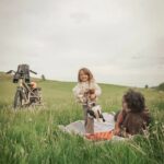Dana Rogoz Instagram - 123/366 10 fotografii de ieri, cand am părăsit Viscri și ne-am îndreptat spre Biertan. Dar nu înainte de a mai da o data la peste. Si nu inainte de a i se mai sui o data Lia în cap lui Radu. Si nu înainte de a mai manca o data la doamna Vio de la Viscri 125. Asa de draga îmi e deja aceasta vacanta! Am văzut ca mulți ma întrebați care e traseul sau de unde vom lua lumina. Răspunsul e ca nu știm, nu avem un plan anume. Deci, asteptam sugestii!