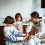 Dana Rogoz Instagram - 140/366 Azi, in timp ce gateam împreună, Lia mi-a făcut una dintre cele mai frumoase și mai surprinzatoare declaratii de pana acum: "Mama, cand o sa fiu mare, vreau sa fiu mămică ca tine. Si sa fim amandoua pe scena, împreună." Am rămas blocata. S-a nimerit și ca Radu sa fie cu aparatul de fotogriat pregatit, asa ca a surprins acest moment minunat. Maine Lia implineste 4 ani, asa ca in noaptea asta sigur ma voi gandi iar la toate, la nașterea ei, venirea acasă de la maternitate, alte aniversari, excursii... iar inima îmi va fi plina de iubire și recunostinta. ♥️♥️♥️♥️♥️♥️♥️ #iubireinfinita #LiaBucuria #4anifara1zi