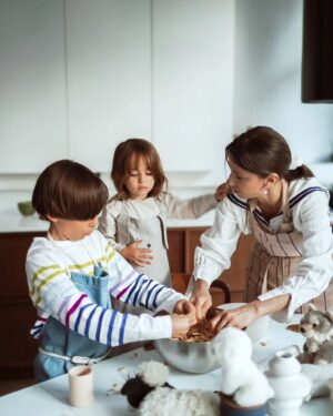 Dana Rogoz Instagram - 140/366 Azi, in timp ce gateam împreună, Lia mi-a făcut una dintre cele mai frumoase și mai surprinzatoare declaratii de pana acum: "Mama, cand o sa fiu mare, vreau sa fiu mămică ca tine. Si sa fim amandoua pe scena, împreună." Am rămas blocata. S-a nimerit și ca Radu sa fie cu aparatul de fotogriat pregatit, asa ca a surprins acest moment minunat. 
Maine Lia implineste 4 ani, asa ca in noaptea asta sigur ma voi gandi iar la toate, la nașterea ei, venirea acasă de la maternitate, alte aniversari, excursii... iar inima îmi va fi plina de iubire și recunostinta. ♥️♥️♥️♥️♥️♥️♥️
#iubireinfinita #LiaBucuria #4anifara1zi