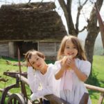 Dana Rogoz Instagram - Recapitularea traseului de ieri: ne-am trezit lângă Manastirea Sub Piatra, de unde am luat lumina. Am pornit spre Panorama Salciua din muntii Apuseni, unde am facut picnic și o vânătoare de oua în iarba, pe care copiii au adorat-o. Am pornit spre satul Cib, unde am vizitat casuta domnului Onc, despre care v-am vorbit ieri. Apoi am continuat drumul pana în Sibiu, unde ne-am oprit sa mancam. Iar pe seara am dormit intr-un camping din Cisnadioara. Mai am multe poze, sa stiti, și mi-e foarte greu sa fac selectia lor. Cred ca o sa mai postez de aici, chiar si cand vom fi deja intorsi acasă. Dar e prea frumos! P.S. Am urcat mai multe imagini pe stories!