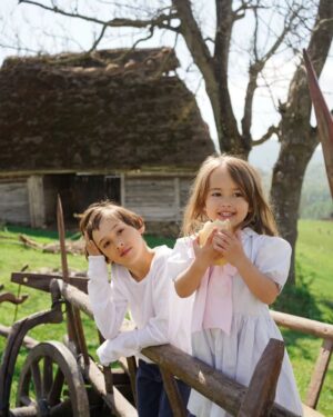 Dana Rogoz Instagram - Recapitularea traseului de ieri: ne-am trezit lângă Manastirea Sub Piatra, de unde am luat lumina. Am pornit spre Panorama Salciua din muntii Apuseni, unde am facut picnic și o vânătoare de oua în iarba, pe care copiii au adorat-o. Am pornit spre satul Cib, unde am vizitat casuta domnului Onc, despre care v-am vorbit ieri. Apoi am continuat drumul pana în Sibiu, unde ne-am oprit sa mancam. Iar pe seara am dormit intr-un camping din Cisnadioara. Mai am multe poze, sa stiti, și mi-e foarte greu sa fac selectia lor. Cred ca o sa mai postez de aici, chiar si cand vom fi deja intorsi acasă. Dar e prea frumos!

P.S. Am urcat mai multe imagini pe stories!