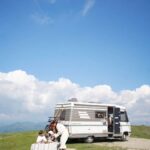 Dana Rogoz Instagram - Recapitularea traseului de ieri: ne-am trezit lângă Manastirea Sub Piatra, de unde am luat lumina. Am pornit spre Panorama Salciua din muntii Apuseni, unde am facut picnic și o vânătoare de oua în iarba, pe care copiii au adorat-o. Am pornit spre satul Cib, unde am vizitat casuta domnului Onc, despre care v-am vorbit ieri. Apoi am continuat drumul pana în Sibiu, unde ne-am oprit sa mancam. Iar pe seara am dormit intr-un camping din Cisnadioara. Mai am multe poze, sa stiti, și mi-e foarte greu sa fac selectia lor. Cred ca o sa mai postez de aici, chiar si cand vom fi deja intorsi acasă. Dar e prea frumos! P.S. Am urcat mai multe imagini pe stories!