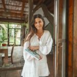 Dana Rogoz Instagram - 123/366 10 fotografii de ieri, cand am părăsit Viscri și ne-am îndreptat spre Biertan. Dar nu înainte de a mai da o data la peste. Si nu inainte de a i se mai sui o data Lia în cap lui Radu. Si nu înainte de a mai manca o data la doamna Vio de la Viscri 125. Asa de draga îmi e deja aceasta vacanta! Am văzut ca mulți ma întrebați care e traseul sau de unde vom lua lumina. Răspunsul e ca nu știm, nu avem un plan anume. Deci, asteptam sugestii!