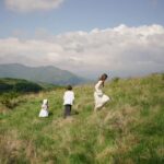 Dana Rogoz Instagram - Recapitularea traseului de ieri: ne-am trezit lângă Manastirea Sub Piatra, de unde am luat lumina. Am pornit spre Panorama Salciua din muntii Apuseni, unde am facut picnic și o vânătoare de oua în iarba, pe care copiii au adorat-o. Am pornit spre satul Cib, unde am vizitat casuta domnului Onc, despre care v-am vorbit ieri. Apoi am continuat drumul pana în Sibiu, unde ne-am oprit sa mancam. Iar pe seara am dormit intr-un camping din Cisnadioara. Mai am multe poze, sa stiti, și mi-e foarte greu sa fac selectia lor. Cred ca o sa mai postez de aici, chiar si cand vom fi deja intorsi acasă. Dar e prea frumos! P.S. Am urcat mai multe imagini pe stories!