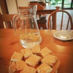 Dana Rogoz Instagram - 123/366 10 fotografii de ieri, cand am părăsit Viscri și ne-am îndreptat spre Biertan. Dar nu înainte de a mai da o data la peste. Si nu inainte de a i se mai sui o data Lia în cap lui Radu. Si nu înainte de a mai manca o data la doamna Vio de la Viscri 125. Asa de draga îmi e deja aceasta vacanta! Am văzut ca mulți ma întrebați care e traseul sau de unde vom lua lumina. Răspunsul e ca nu știm, nu avem un plan anume. Deci, asteptam sugestii!